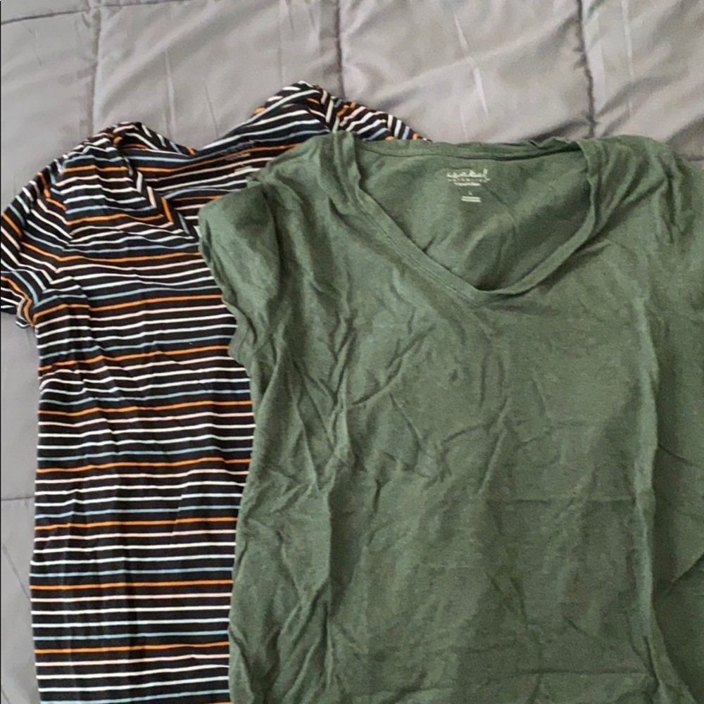 Set of 2 v neck t shirts